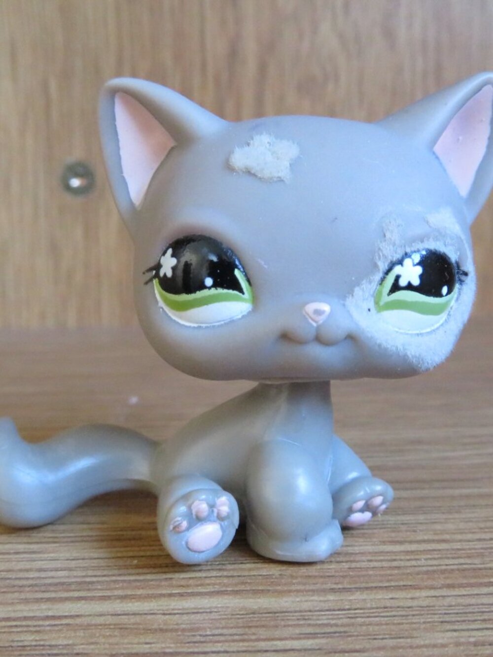 LPS Grey Cat with Raised Design Around Eyes Green Star Eyes Magnet #467 (K860)